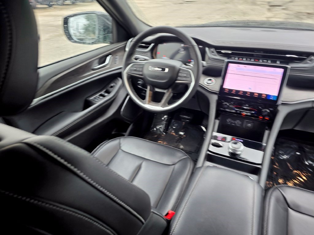 Used 2025 Jeep Grand Cherokee Limited AWD/4WD image 36
