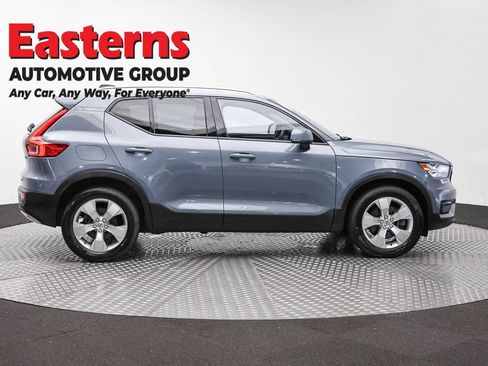 Used 2021 Volvo XC40 T4 Momentum FWD image 4