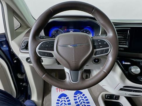 Used 2018 Chrysler Pacifica Touring-L Plus image 10