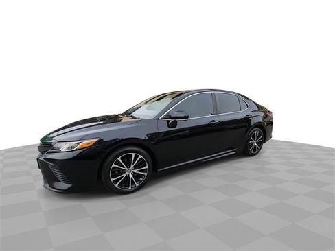 Used 2019 Toyota Camry SE w/ Convenience Package image 4