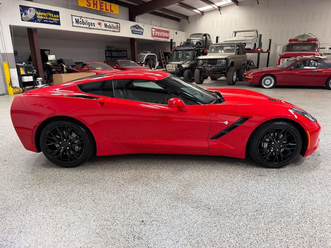 Used 2019 Chevrolet Corvette Stingray Coupe w/ 1LT RWD image 9