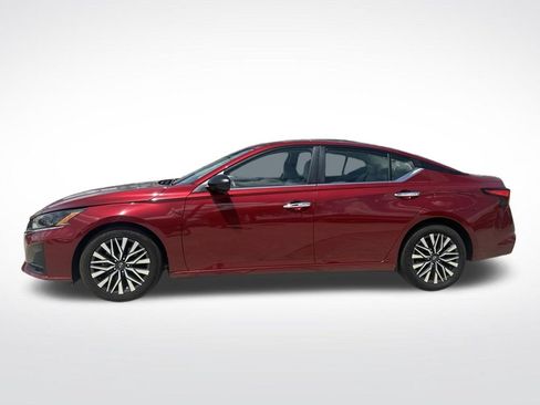 Used 2025 Nissan Altima 2.5 SV FWD image 2