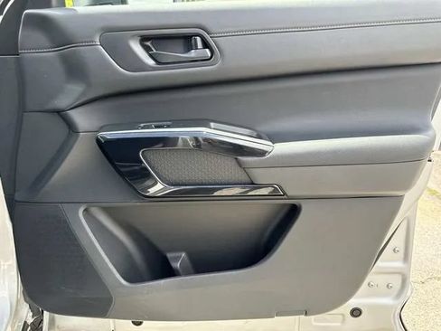 Used 2025 Nissan Pathfinder SV FWD image 29