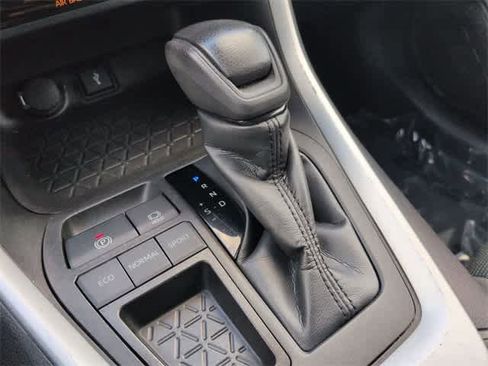 Used 2022 Toyota RAV4 LE image 32