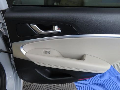 Used 2023 Genesis G70 2.0T image 34