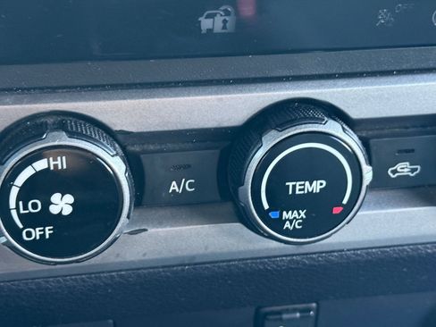 Used 2018 Toyota Tacoma SR AWD/4WD image 34