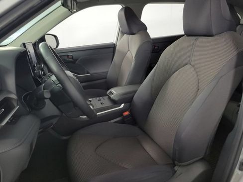 Used 2024 Toyota Highlander LE FWD image 14
