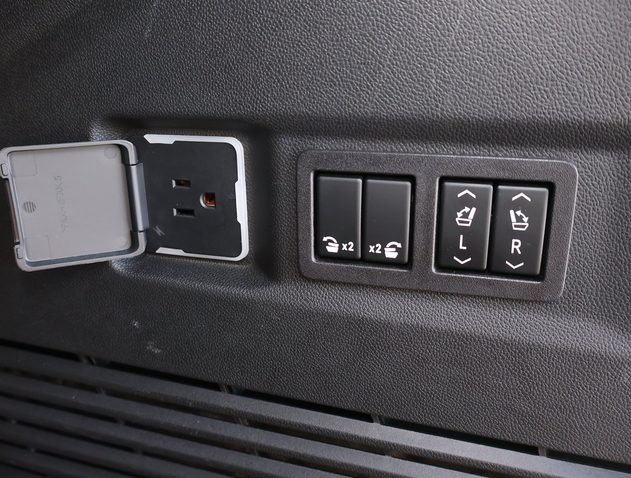 Used 2023 GMC Yukon Denali Ultimate AWD/4WD image 32