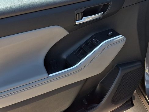 Used 2023 Toyota Highlander XLE FWD image 12