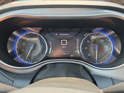 Used 2025 Chrysler Pacifica Limited FWD image 11