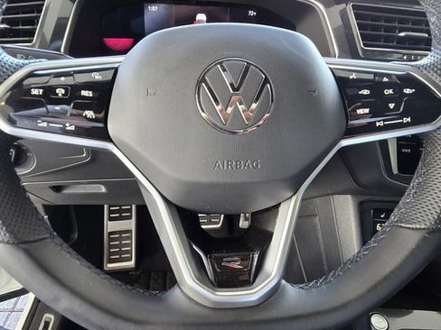 Certified 2022 Volkswagen Tiguan SE R-Line image 25