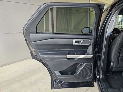 Used 2022 Ford Explorer XLT image 16