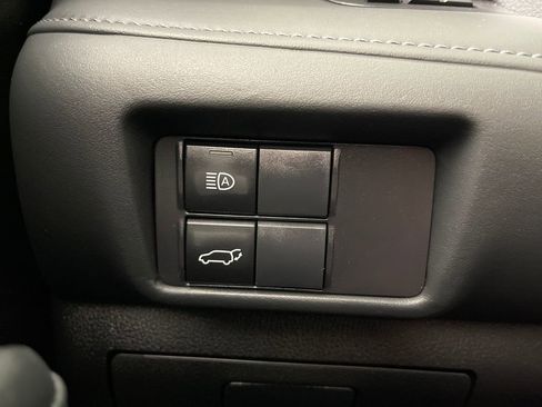 Used 2022 Toyota Highlander LE FWD image 28