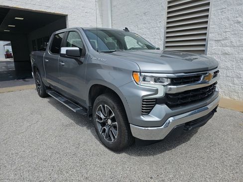 Used 2023 Chevrolet Silverado 1500 LT AWD/4WD image 2