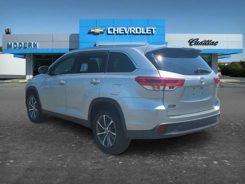 Used 2019 Toyota Highlander XLE FWD image 3