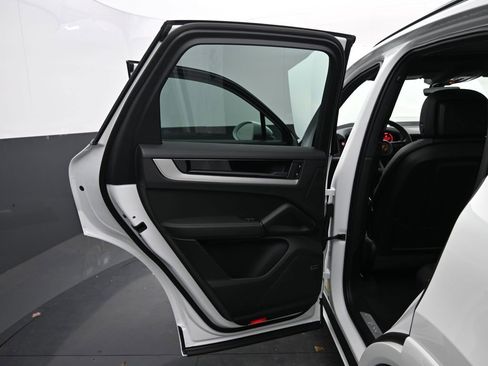 Certified 2025 Porsche Cayenne AWD/4WD image 25