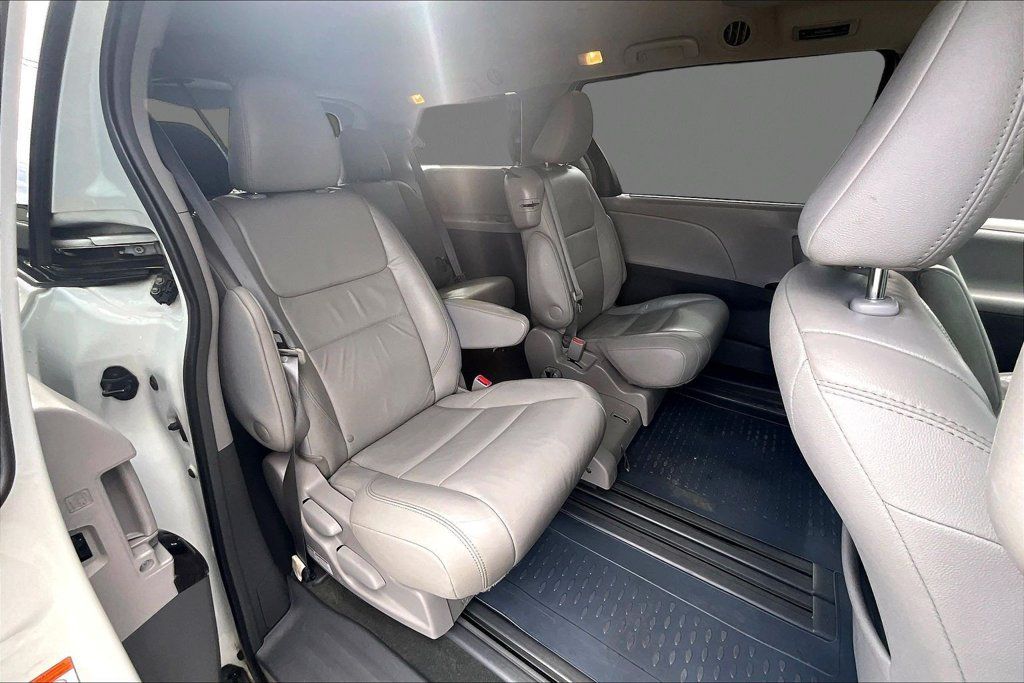 Used 2017 Toyota Sienna XLE Premium FWD image 20