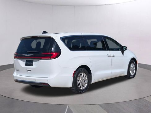 Used 2024 Chrysler Pacifica Touring-L FWD image 5