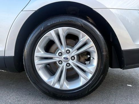 Used 2016 Ford Taurus SE image 14