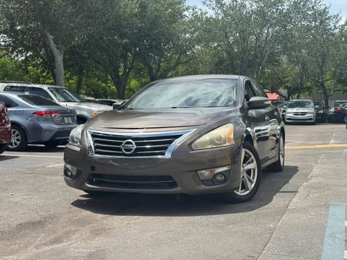 Used 2013 Nissan Altima 2.5 SL w/ Technology Pkg FWD image 3