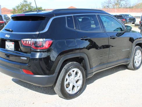 Used 2024 Jeep Compass Latitude image 4