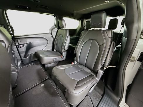 New 2026 Chrysler Pacifica Select image 22