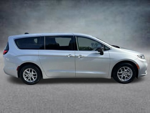 Used 2024 Chrysler Pacifica Touring-L FWD image 4