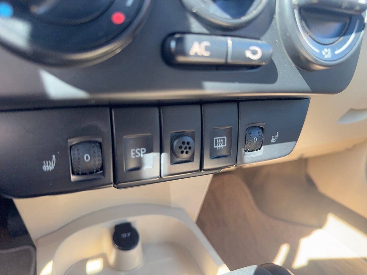 Used 2010 Volkswagen Beetle Convertible FWD image 34