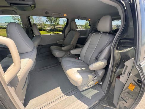 Used 2014 Toyota Sienna XLE image 17