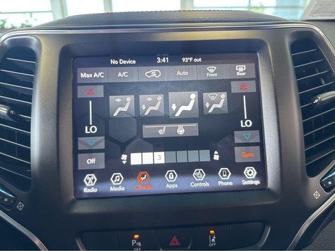 Used 2022 Jeep Cherokee Trailhawk w/ Comfort/Convenience Group AWD/4WD image 25