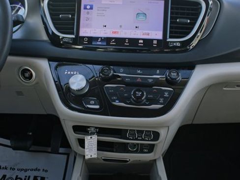 Used 2022 Chrysler Pacifica Touring-L image 17