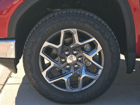 New 2026 GMC Sierra 1500 SLT image 9