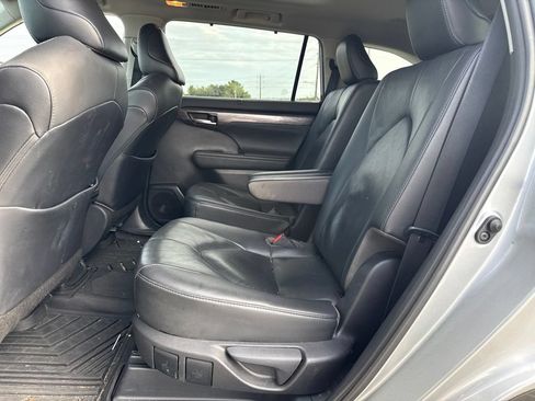 Used 2021 Toyota Highlander Platinum FWD image 9