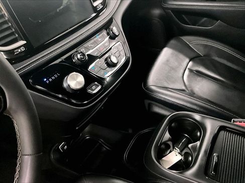 Used 2024 Chrysler Pacifica Limited FWD image 20