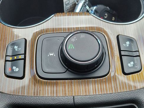 Used 2023 GMC Acadia SLE w/ Driver Convenience Package FWD image 34