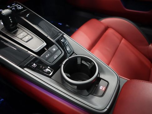 Used 2025 Porsche 911 Carrera RWD image 18