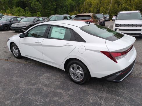 New 2026 Hyundai Elantra SE FWD image 7