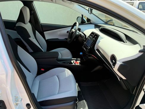 Used 2022 Toyota Prius LE FWD image 4