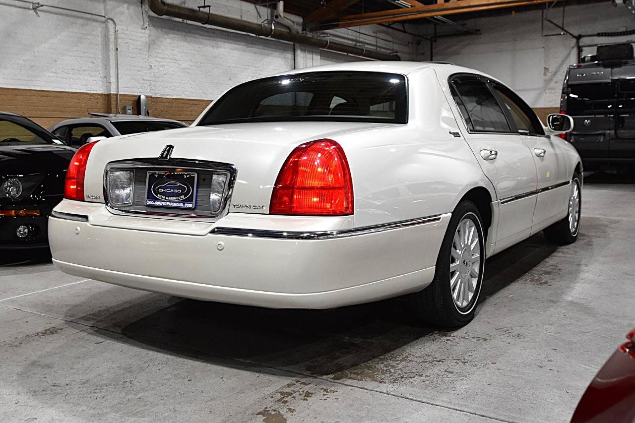 Used 2005 Lincoln Town Car Signature Limited RWD image 5