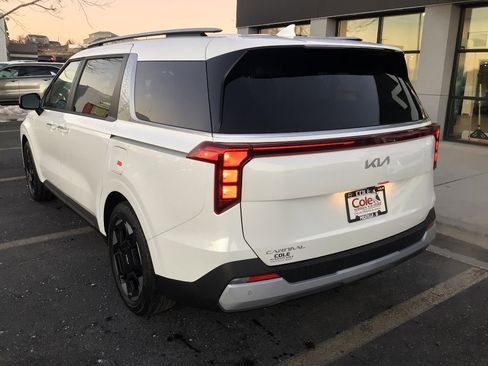 New 2026 Kia Carnival EX image 3