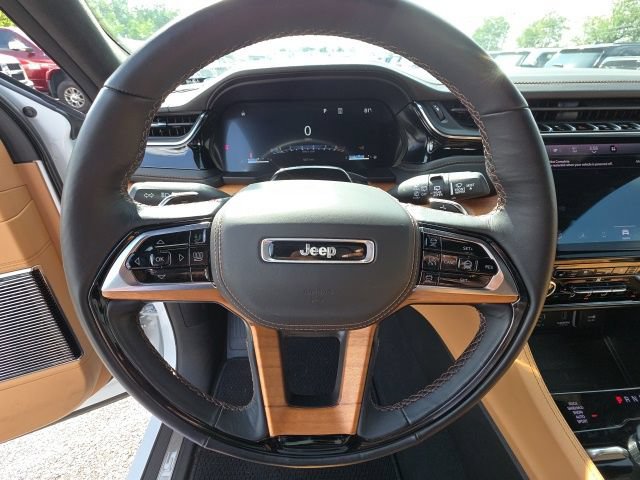 Used 2025 Jeep Grand Cherokee L Summit AWD/4WD image 22