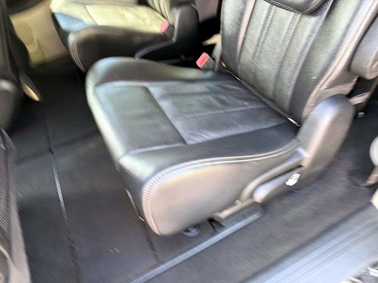 Used 2012 Chrysler Town & Country Touring w/ Entertainment Group #1 FWD image 8