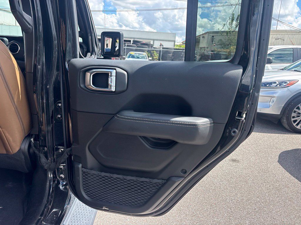 Used 2023 Jeep Wrangler Unlimited Sahara w/ Cold Weather Group AWD/4WD image 17
