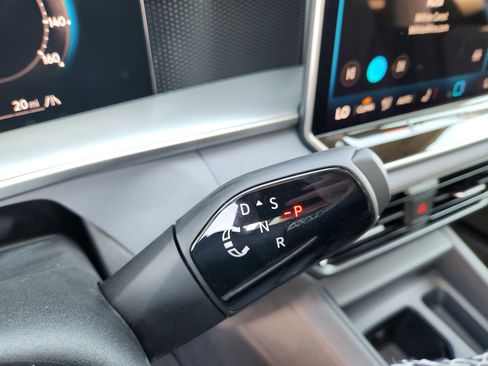 New 2025 Volkswagen Tiguan SE image 14