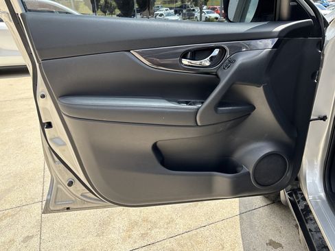Used 2019 Nissan Rogue SV AWD/4WD image 13