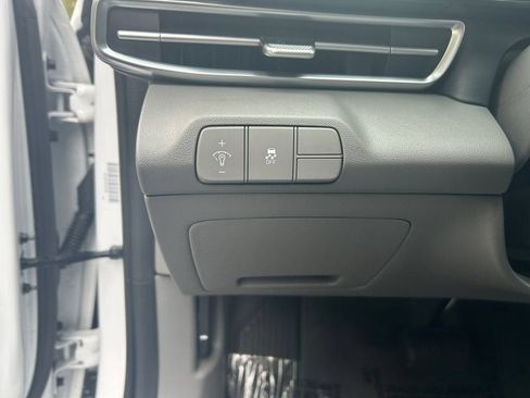 Used 2025 Hyundai Elantra SEL FWD image 19