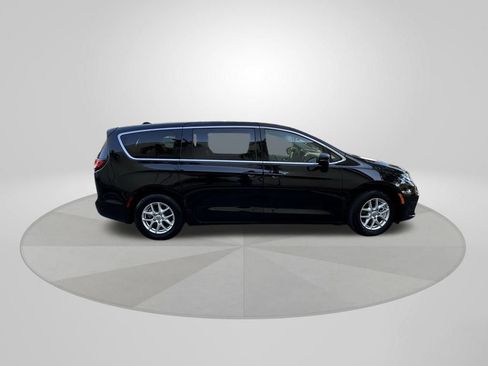 Used 2024 Chrysler Pacifica Touring-L image 8