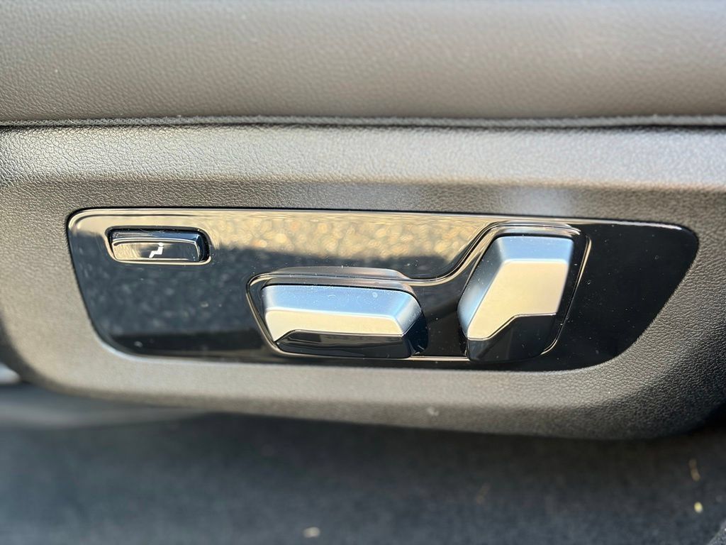 Used 2020 BMW X7 xDrive40i w/ Premium Package AWD/4WD image 16