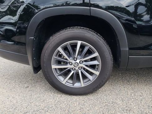 Certified 2019 Toyota Highlander XLE AWD/4WD image 10