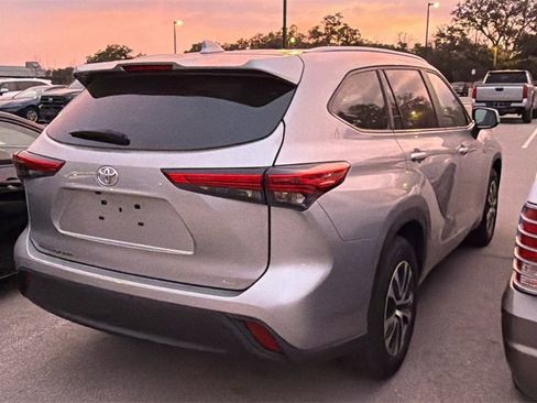 Used 2023 Toyota Highlander XLE image 7